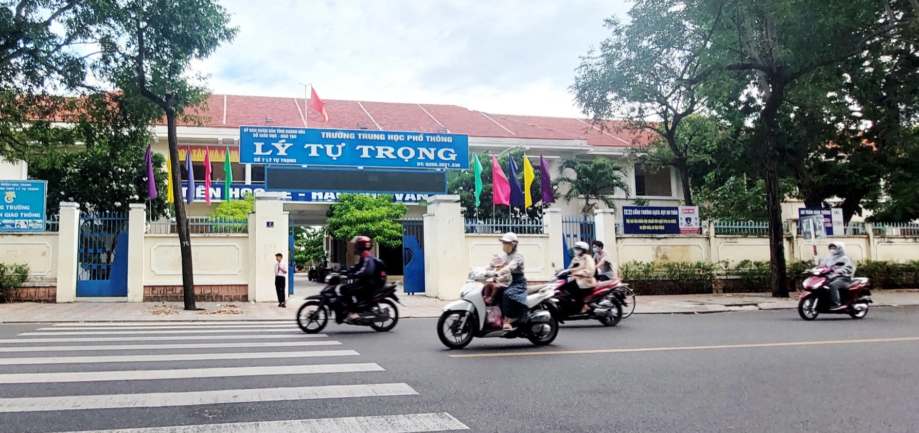 Trường THPT Lý Tự Trọng (TP Nha Trang) có điểm tuyển sinh lớp 10 năm học 2024-2025 cao thứ nhì tỉnh Khánh Hòa - Ảnh: PHAN SÔNG NGÂN