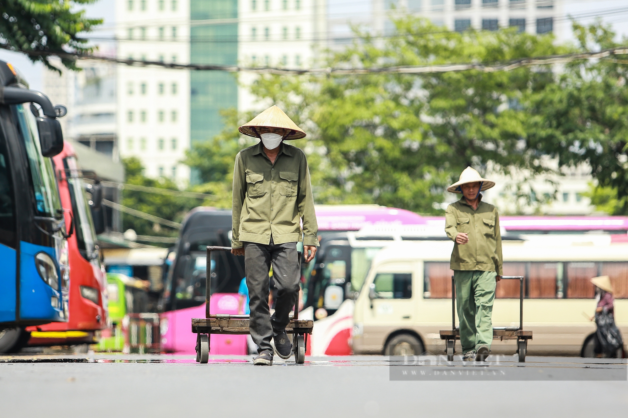 Khuôn mặt đẫm mồ hôi của công nhân dưới thời tiết hơn 40 độ C của Hà Nội- Ảnh 1.