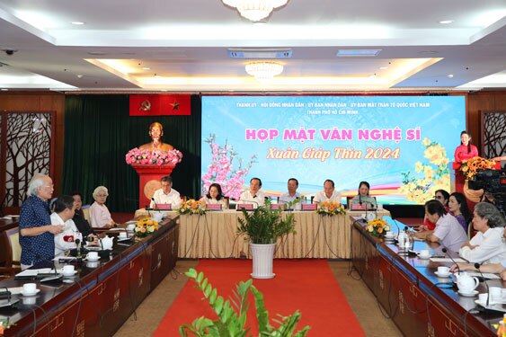 Lãnh đạo TP HCM gặp gỡ văn nghệ sĩ nhân dịp đầu năm mới 2024 Ảnh: HOÀNG TRIỀU