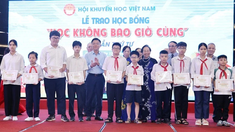 Các em học sinh được trao học bổng