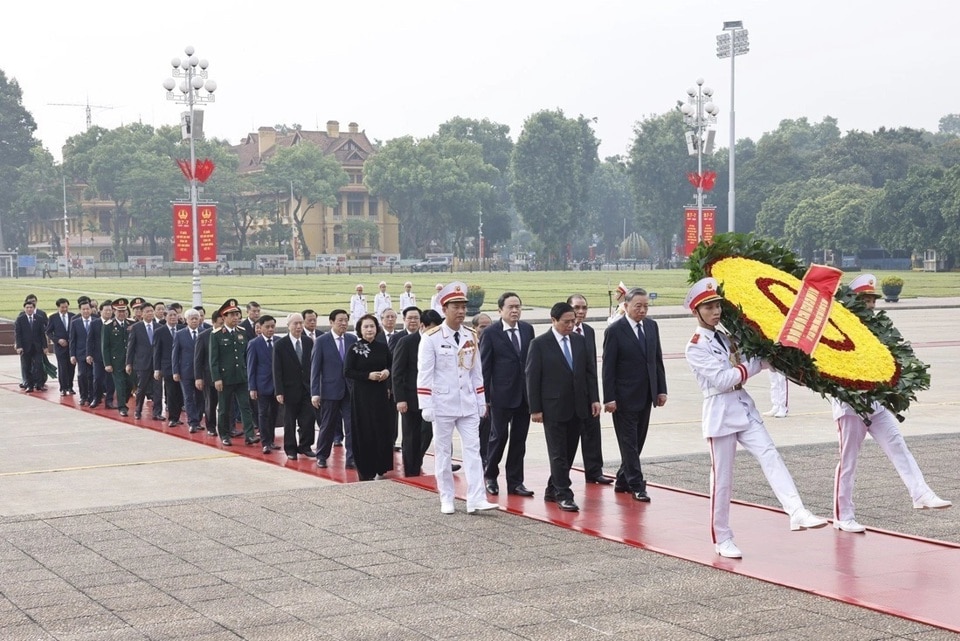 Đoàn đại biểu Ban Chấp hành T.Ư Đảng, Chủ tịch nước, Quốc hội, Chính phủ, Ủy ban T.Ư MTTQ Việt Nam vào Lăng viếng Chủ tịch Hồ Chí Minh. 