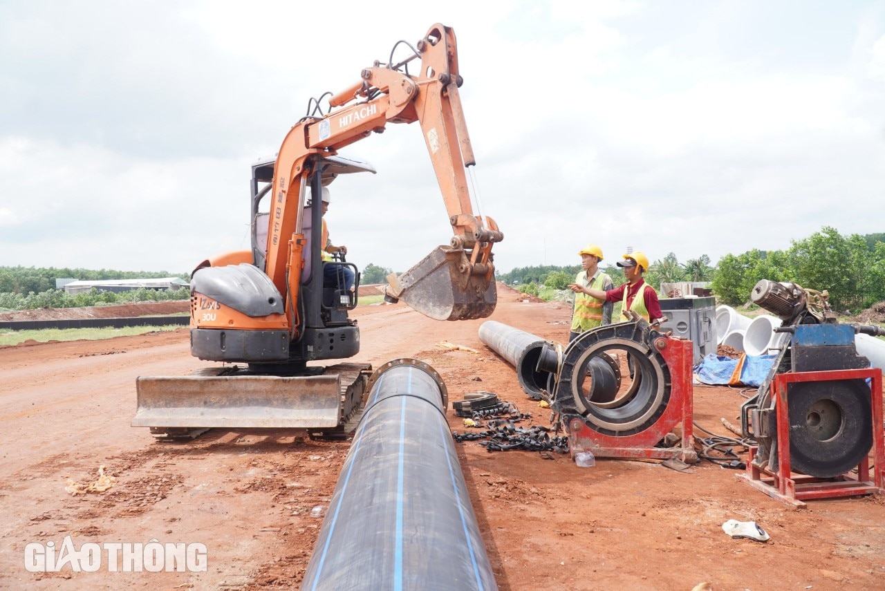 Lắp đường ống dài gần 6km đưa nước sạch vào sân bay Long Thành- Ảnh 1.