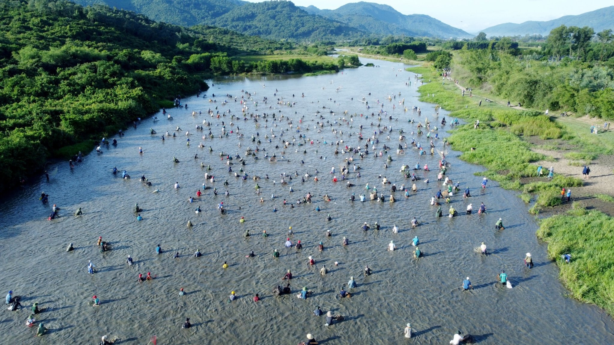 Sự kiện - Lễ hội bắt cá Vực Rào thu hút hàng trăm người tham gia