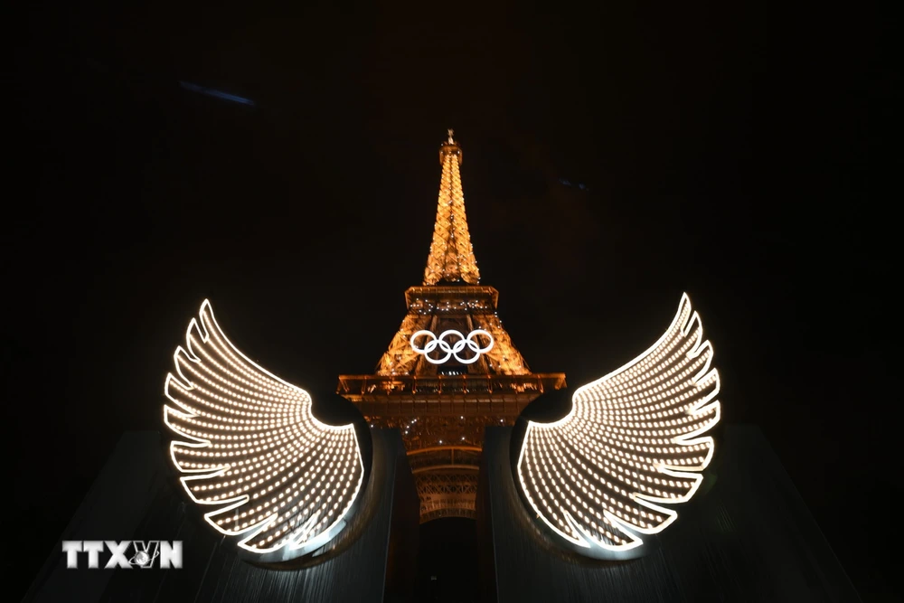 Hình ảnh Tháp Eiffel tại Lễ Khai mạc Olympic Paris 2024. (Ảnh: THX/TTXVN)