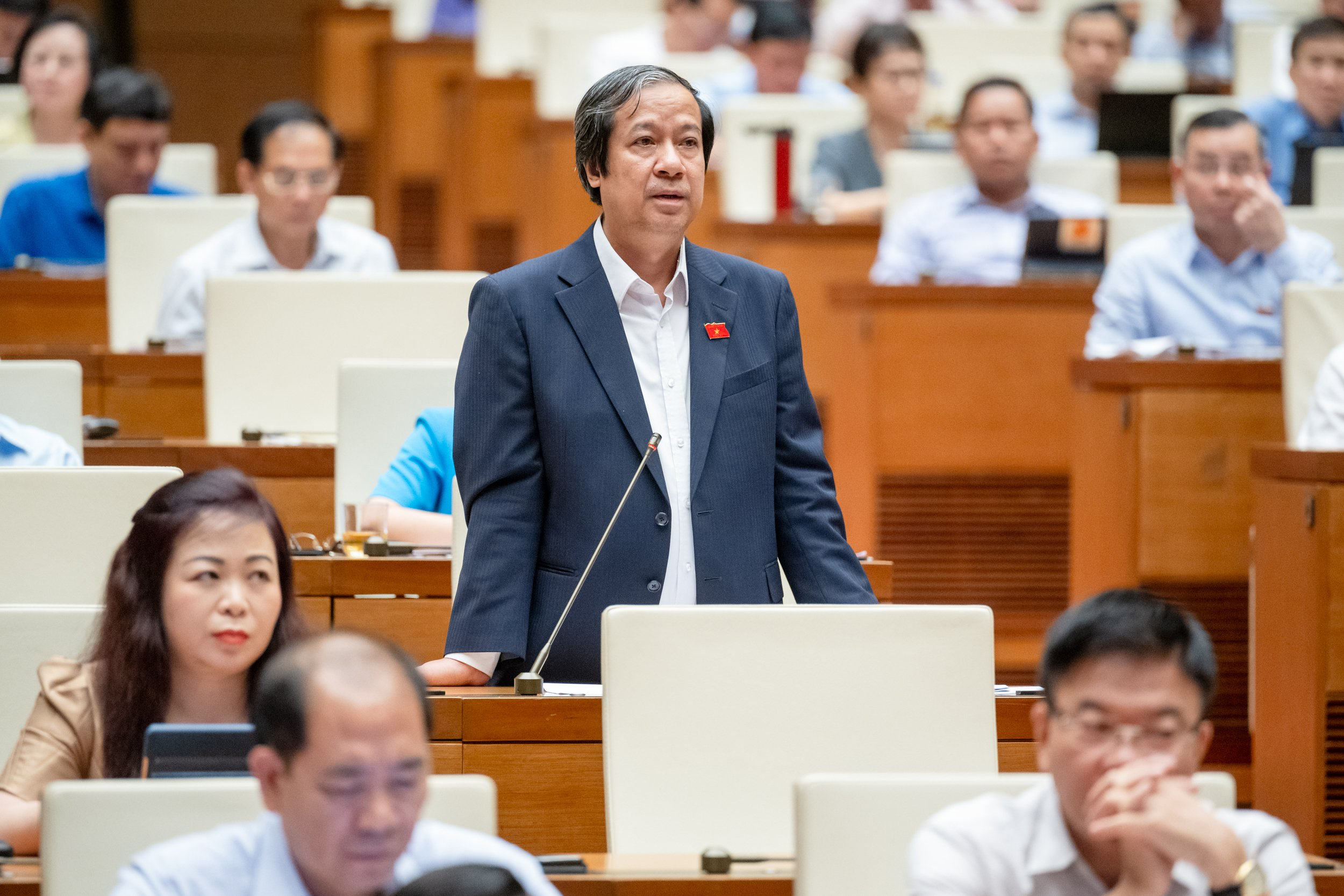 Bộ trưởng GD-ĐT: Lương, thu nhập giáo viên hợp đồng thấp, chưa động viên người lao động- Ảnh 1.