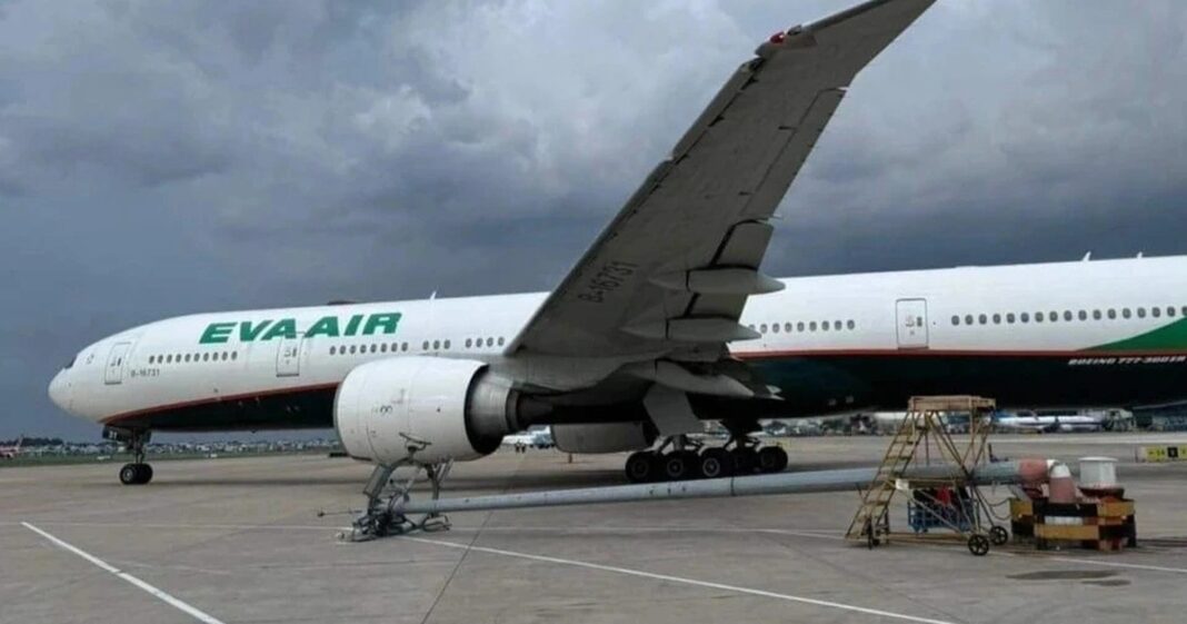 Máy bay bị móp cánh sau khi va vào cột đèn chiếu sáng ở Tân Sơn Nhất