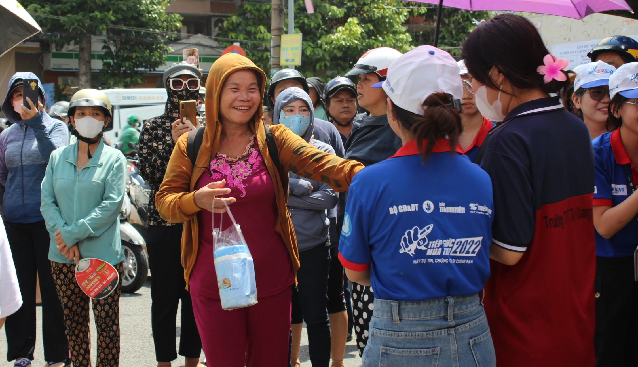 Ngày gia đình Việt Nam: Mẹ học lớp 3 mong con vào ĐH, một đời bình an- Ảnh 1.