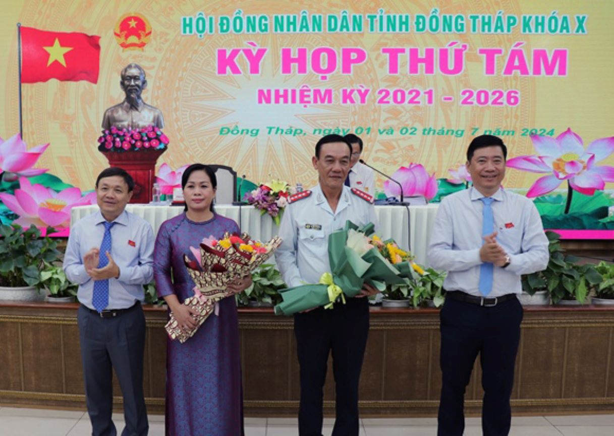 Chủ tịch HĐND tỉnh Đồng Tháp Phan Văn Thắng (bìa trái) và Chủ tịch UBND tỉnh Đồng Tháp Phạm Thiện Nghĩa (bìa phải ảnh) tặng hoa chúc mừng ông Nguyễn Văn Nghĩa và bà Võ Phương Thủy được bầu bổ sung Ủy viên UBND tỉnh Đồng Tháp. Ảnh: Cổng thông tin tỉnh Đồng Tháp