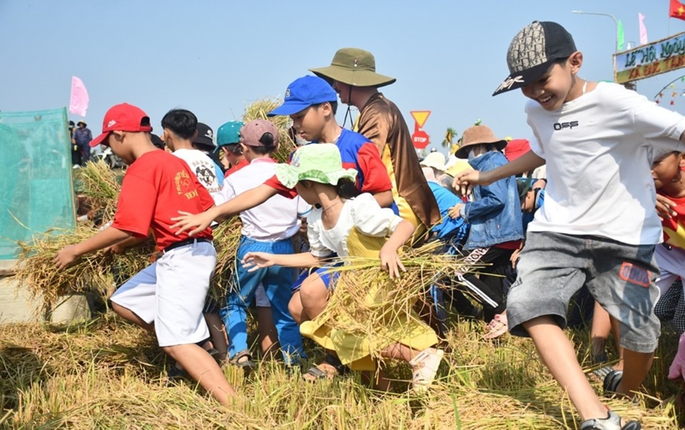 Học sinh hào hứng tham gia Lễ hội Ngày mùa.