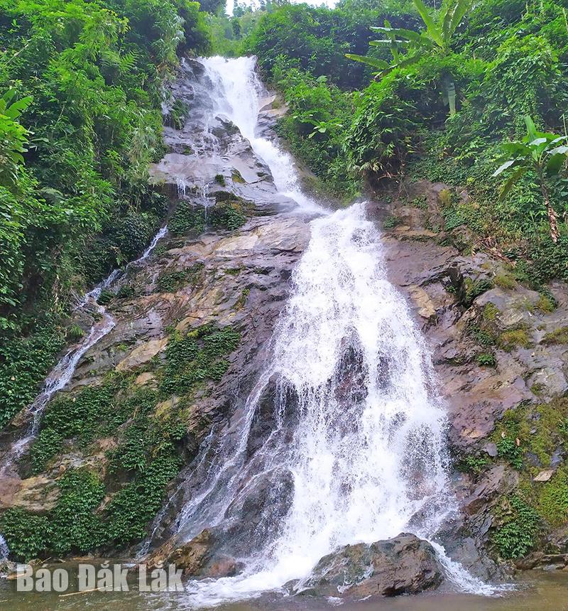 Một ngọn thác đẹp ở Lào Cai nước lượn như mây, dưới có cái ao thấy đàn cá suối lội tung tăng- Ảnh 1.