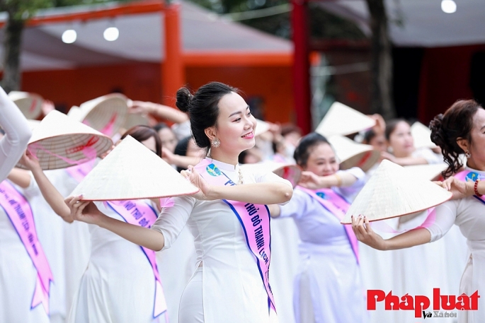 Lễ hội Áo dài Du lịch Hà Nội 2022 diễn ra tại không gian phố đi bộ hồ Gươm Ảnh: Khánh Huy