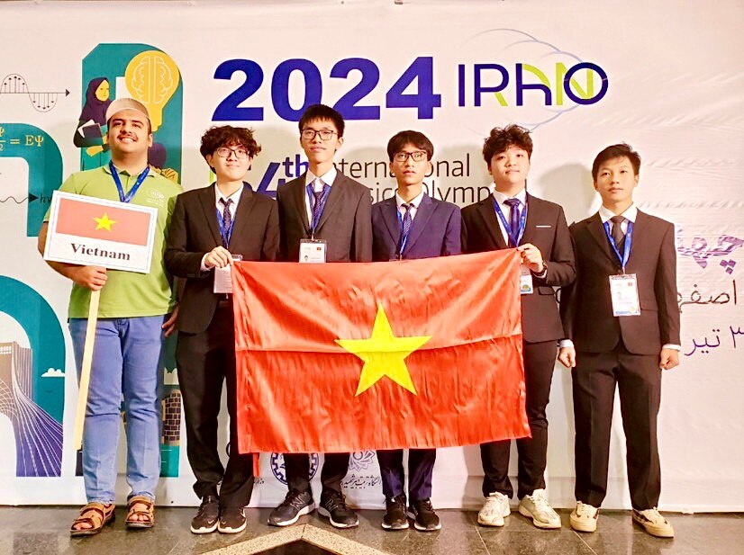 Một trường THPT ở tỉnh có 2 học sinh đạt Huy chương Vàng Olympic Vật lý quốc tế 2024- Ảnh 1.