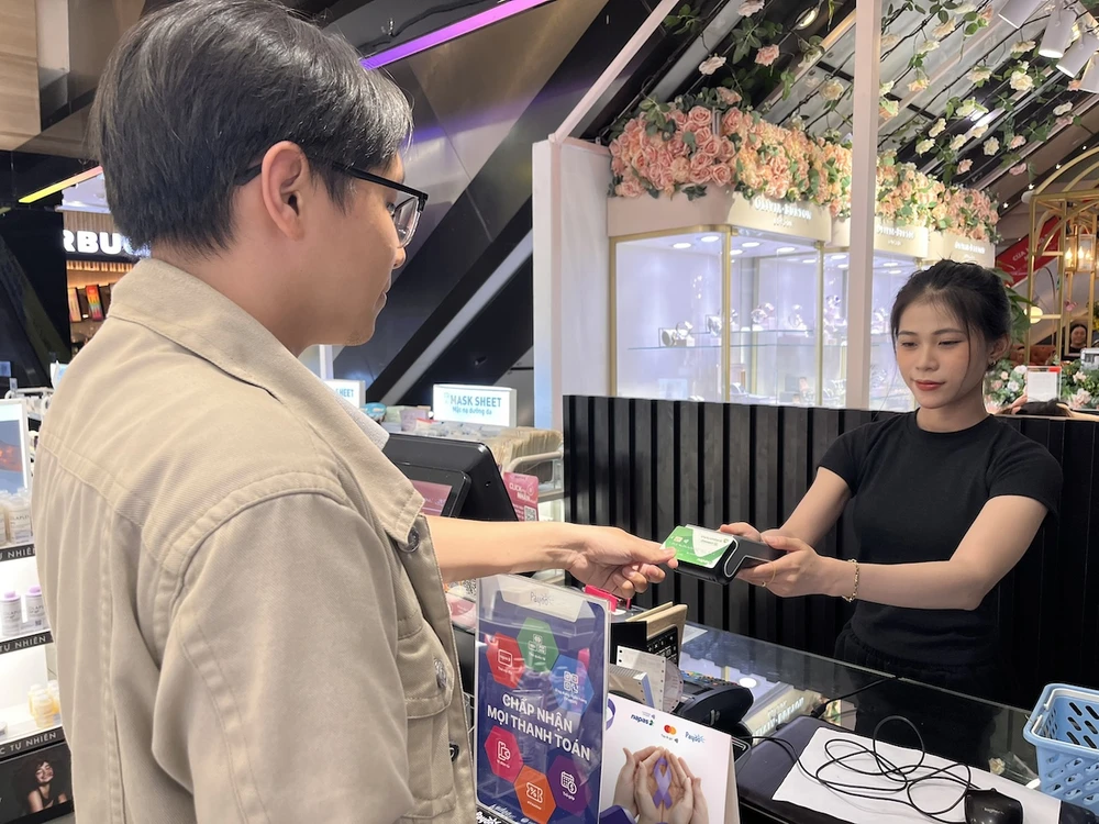 Mỗi giao dịch thanh toán chạm thẻ NAPAS và Mastercard sẽ góp phần cho “Chạm sẻ chia, trao hy vọng” thêm thành công