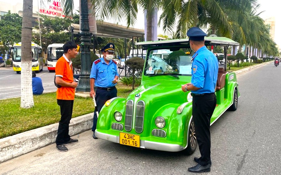 Ngăn tài xế xe điện 4 bánh chèn ép khách mùa du lịch- Ảnh 1.