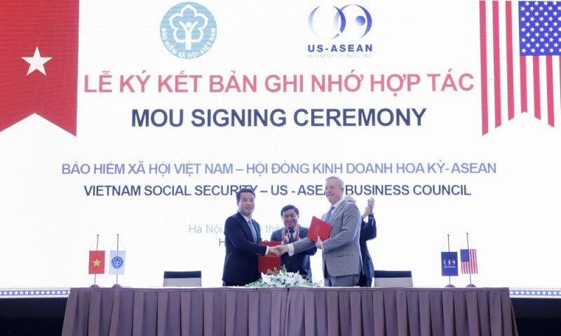 Tổng Giám đốc BHXH Việt Nam Nguyễn Thế Mạnh trong Lễ ký kết Kế hoạch hành động triển khai Bản ghi nhớ hợp tác  trong lĩnh vực thực hiện BHYT với Hội đồng Kinh doanh Hoa Kỳ - ASEAN (Ảnh: T.L)