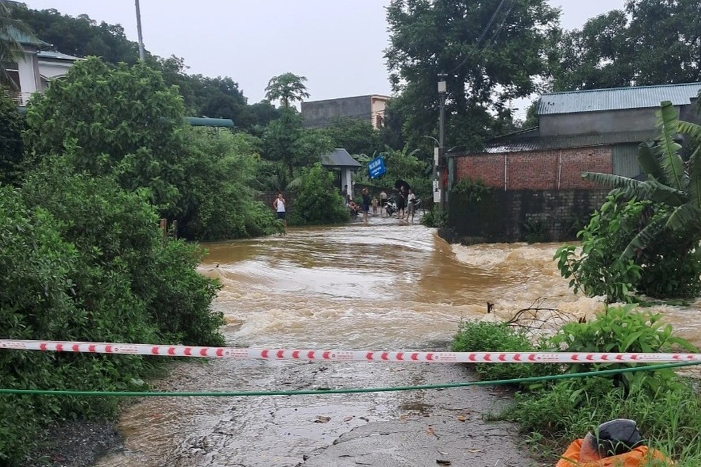 Người đàn ông Hà Nội bị lũ cuốn trôi khi đi qua ngầm tràn - 1