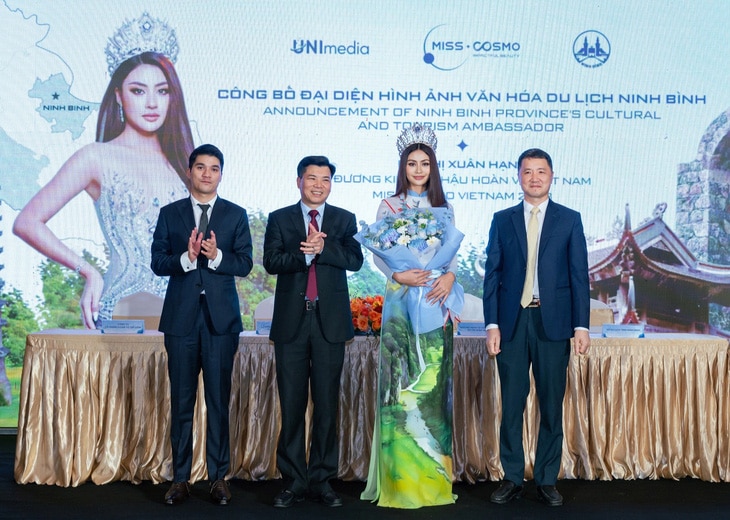 Người đẹp Miss Cosmo 2024 diễn thời trang ở quần thể di sản thế giới Tràng An- Ảnh 1.