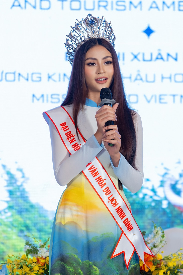 Người đẹp Miss Cosmo 2024 diễn thời trang ở quần thể di sản thế giới Tràng An- Ảnh 2.