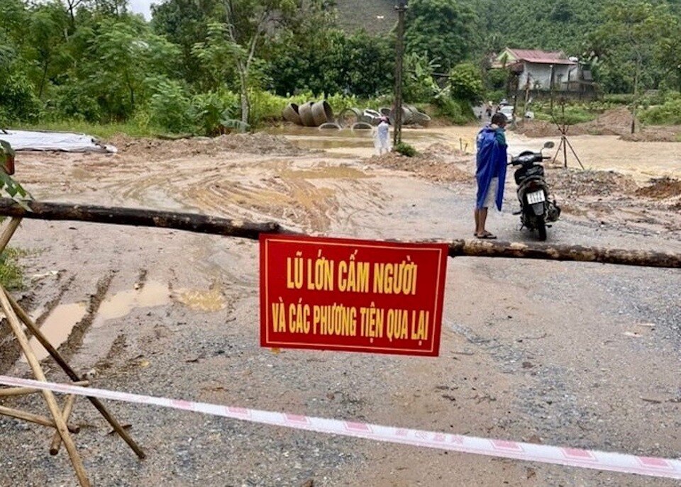 Mưa lớn khiến việc đi lại của người trên địa bàn tỉnh Yên Bái gặp nhiều khó khăn.