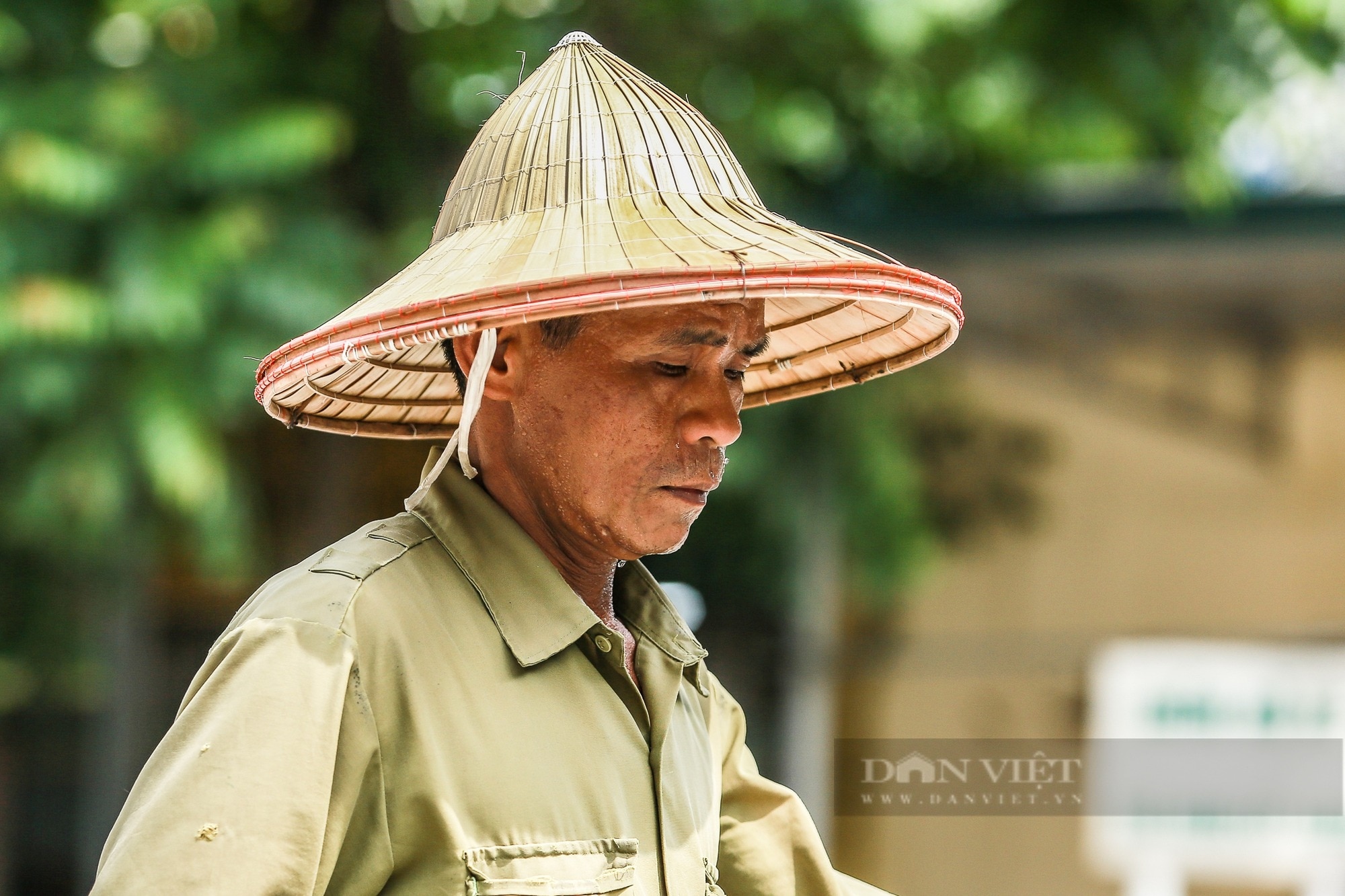 Ảnh ấn tượng tuần: Nhà xe kê ghế giữa đường đón khách và cái nắng như đổ lửa- Ảnh 1.