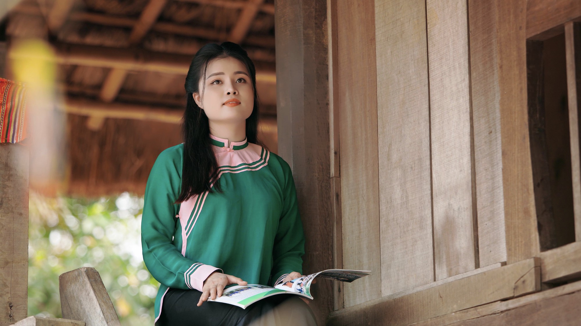 Pham Thuy Linh's sweet beauty in the music video Nhan sắc ngọt ngào của Phạm Thùy Linh trong MV