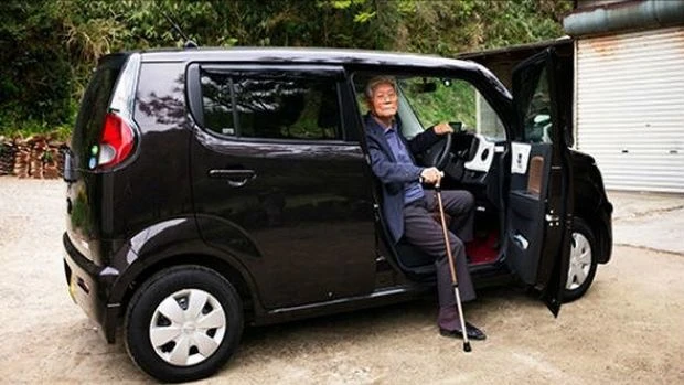 Ancianos japoneses conduciendo