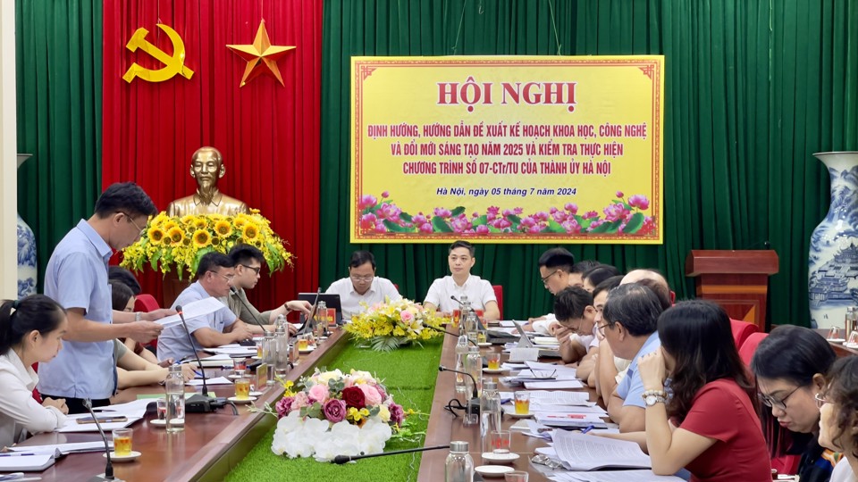 Quang cảnh buổi làm việc.