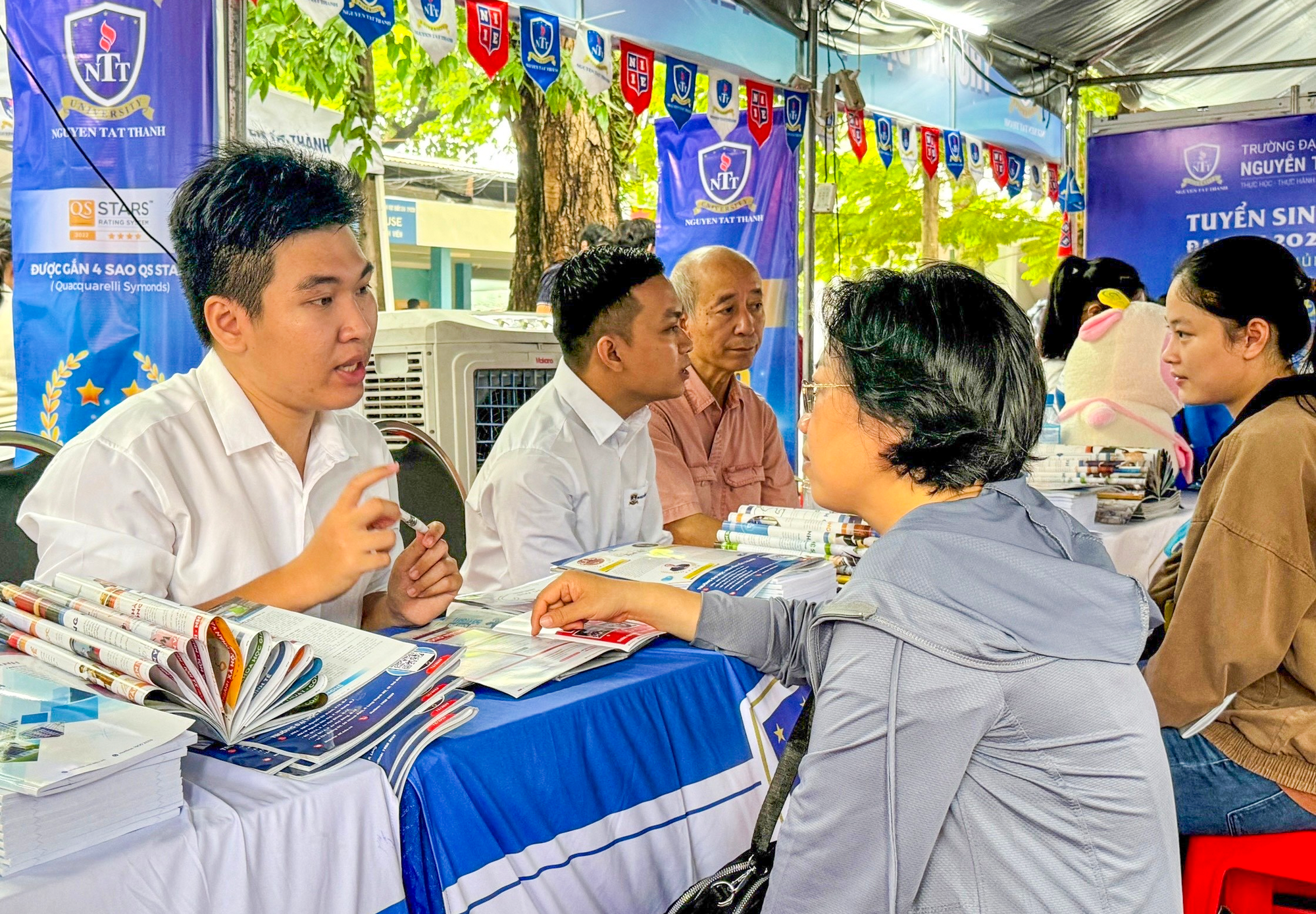 Thầy Văn Tùng - Viện Đào tạo quốc tế (Trường ĐH Nguyễn Tất Thành) tư vấn cho phụ huynh chương trình đào tạo của ngành sáng 20-7 - Ảnh: TRẦN SANG TRỌNG