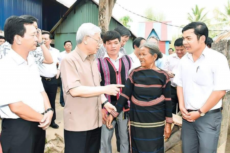 Tổng Bí thư Nguyễn Phú Trọng với bà con xã Ayun, huyện Chư Sê, tỉnh Gia Lai tháng 4.2017