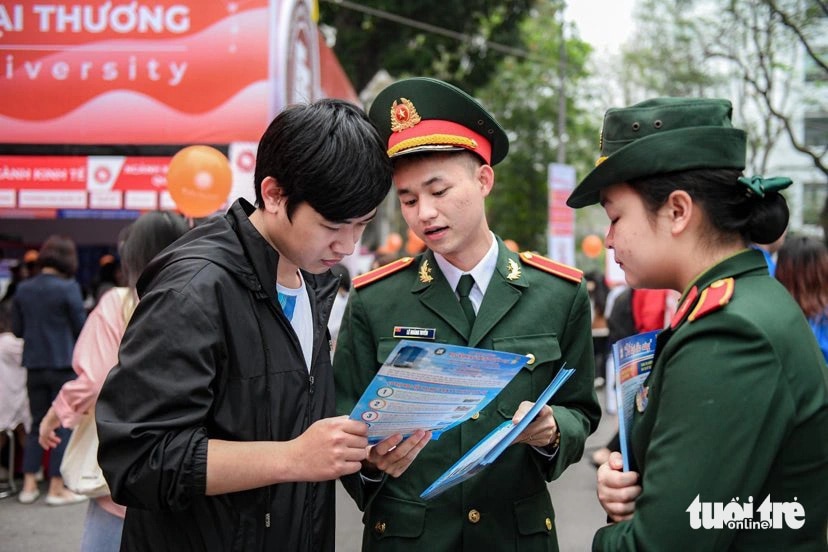 Thí sinh tìm hiểu các trường thuộc khối ngành quân đội tại Ngày hội tư vấn tuyển sinh - hướng nghiệp năm 2024 do báo Tuổi Trẻ phối hợp các đơn vị tổ chức - Ảnh: NAM TRẦN