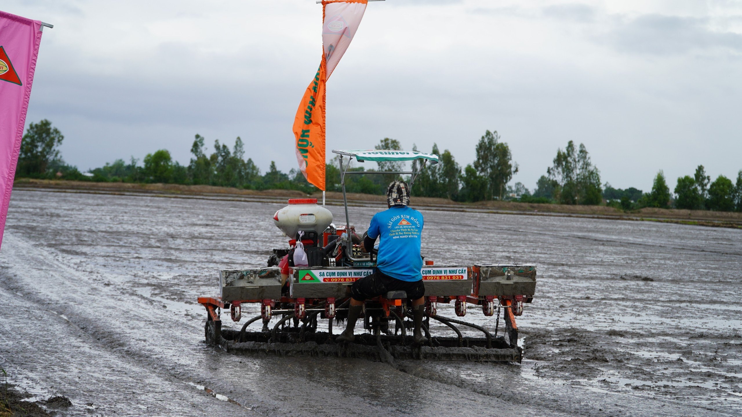 Nông dân thích thú xem các cỗ máy đa năng 