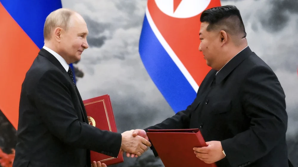 Tổng thống Nga Vladimir Putin và nhà lãnh đạo Triều Tiên Kim Jong Un bắt tay nhau sau lễ ký kết hiệp ước cam kết hợp tác quân sự chặt chẽ hơn tại Bình Nhưỡng, ngày 19-6. Ảnh: CNN