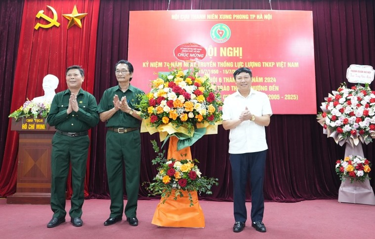 Lãnh đạo Ủy ban MTTQ Việt Nam TP Hà Nội chúc mừng Hội Cựu TNXP TP Hà Nội.