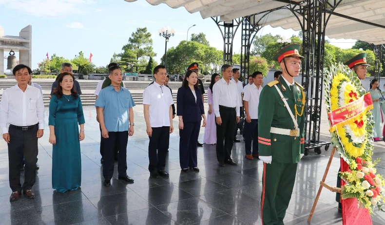 Phó Chủ tịch nước Võ Thị Ánh Xuân dâng hương liệt sĩ, tặng quà Mẹ Việt Nam anh hùng tại Quảng Trị ảnh 1