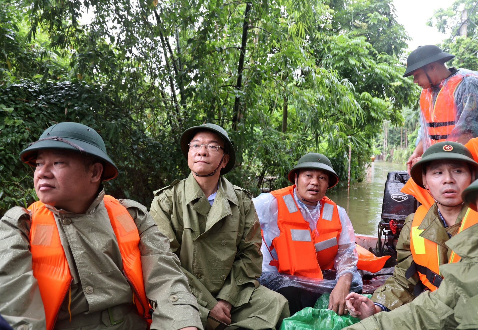 Phó Thủ tướng Lê Thành Long thăm người dân vùng 