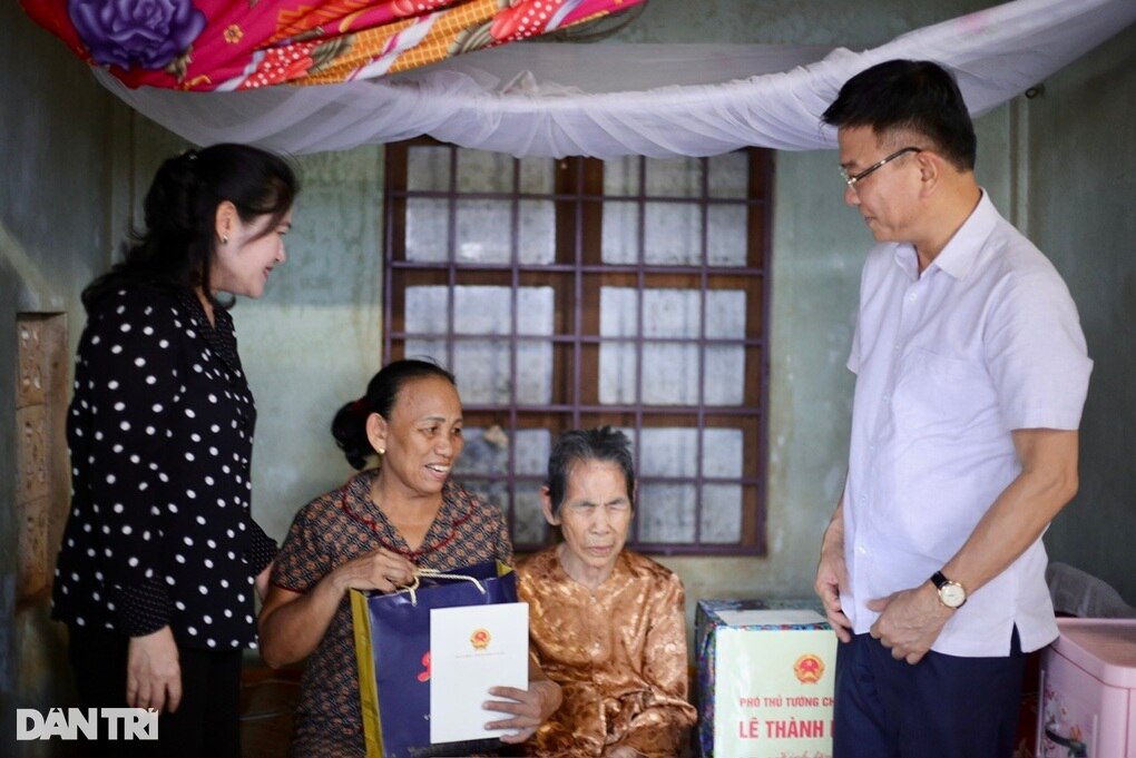 Phó Thủ tướng thăm, tặng quà Mẹ Việt Nam anh hùng, thương binh ở Quảng Trị - 1