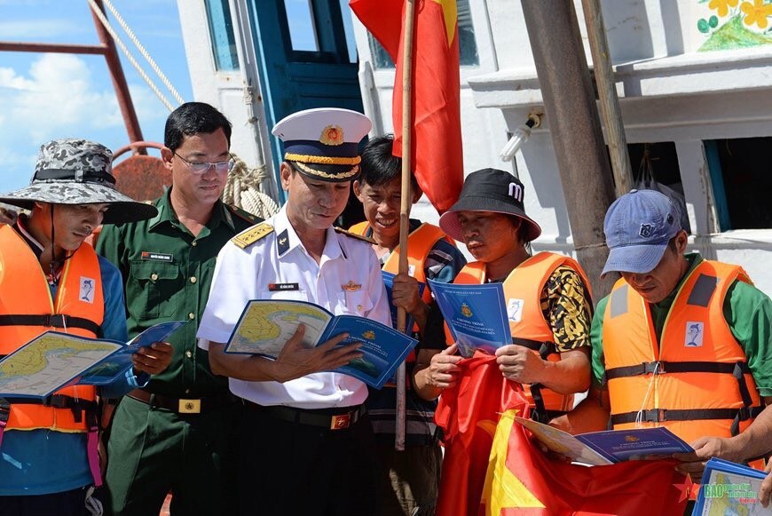 Quân chủng Hải quân nỗ lực kiểm tra, giám sát tàu cá, góp phần gỡ “thẻ vàng IUU” của EC- Ảnh 1.