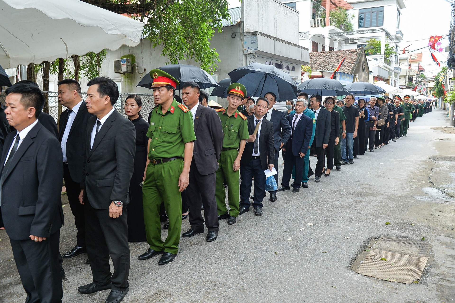 Từ cổng làng đến địa điểm viếng dài khoảng 1km nhưng người dân trật tự xếp hai hàng dài, chờ đợi tới lượt. Ảnh: Hoàng Hải - Hữu Nghị