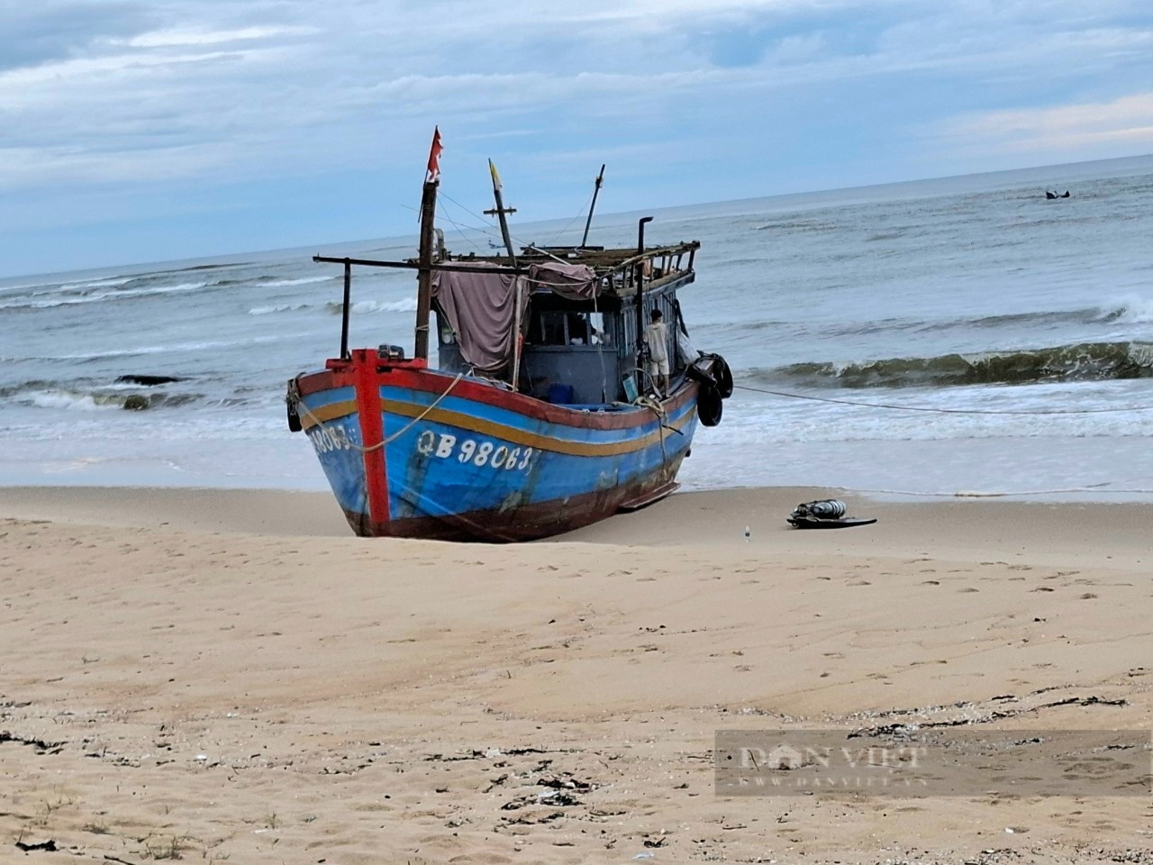 Quảng Bình: Sóng quá dữ, một ngư dân bị hất xuống biển phải tự bơi hàng trăm mét vào bờ- Ảnh 1.