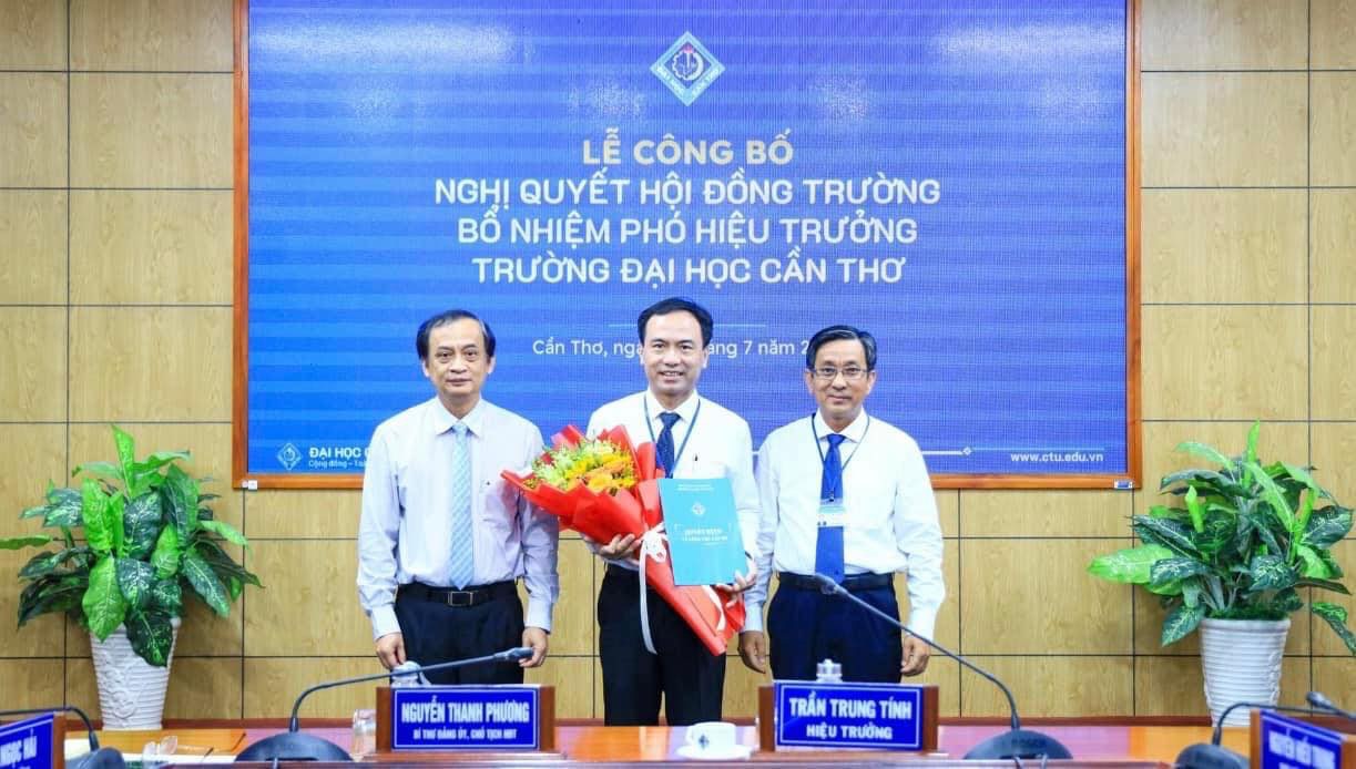 TS Lê Văn Lâm (giữa) tại lễ công bố nghị quyết bổ nhiệm phó hiệu trưởng Trường đại học Cần Thơ - Ảnh: Trường đại học Cần Thơ