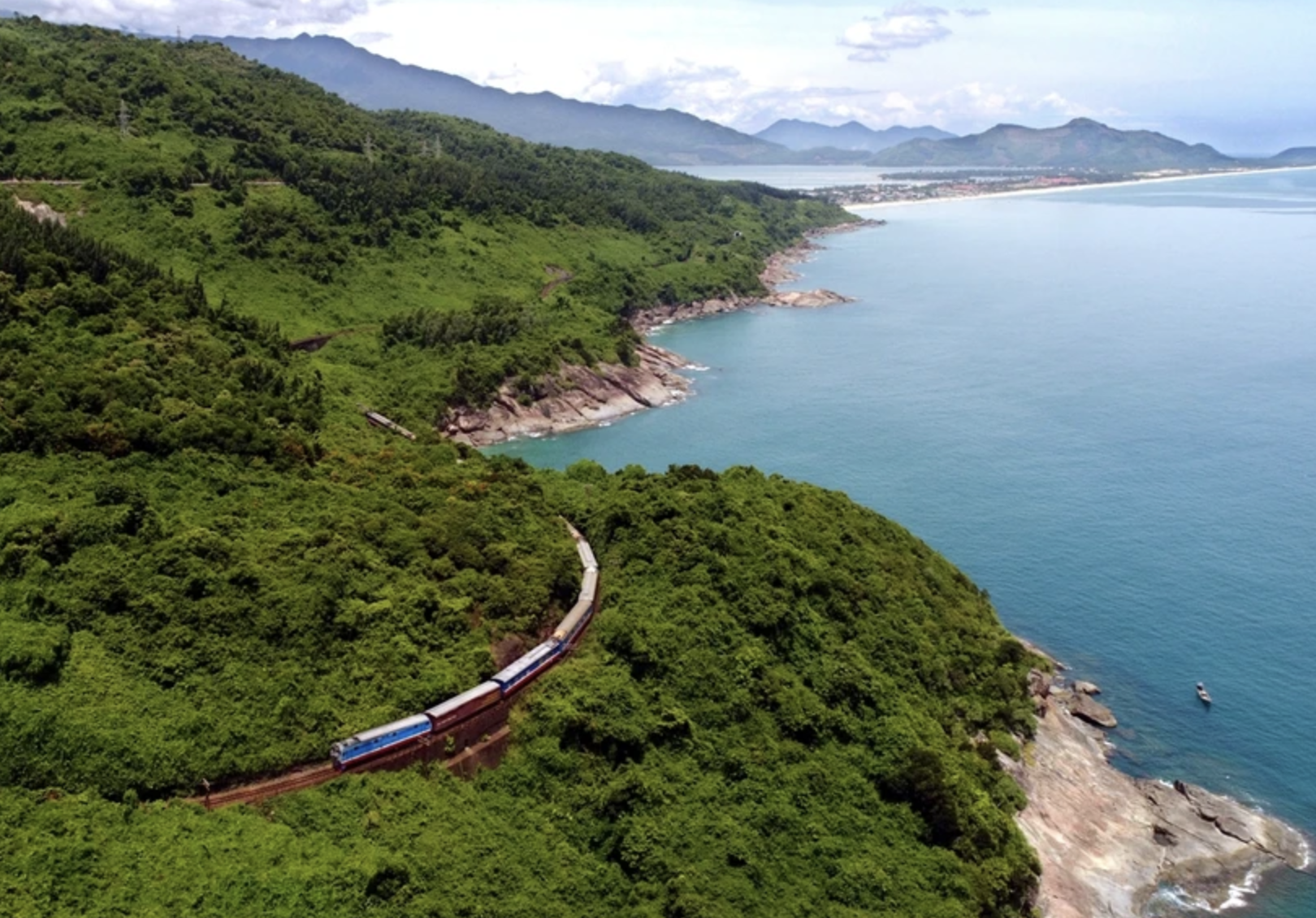 Tăng sức hút cho du lịch nội địa - Bài 2: Đa dạng hóa phương tiện vận chuyển, không phụ thuộc vào máy bay - Ảnh 2.