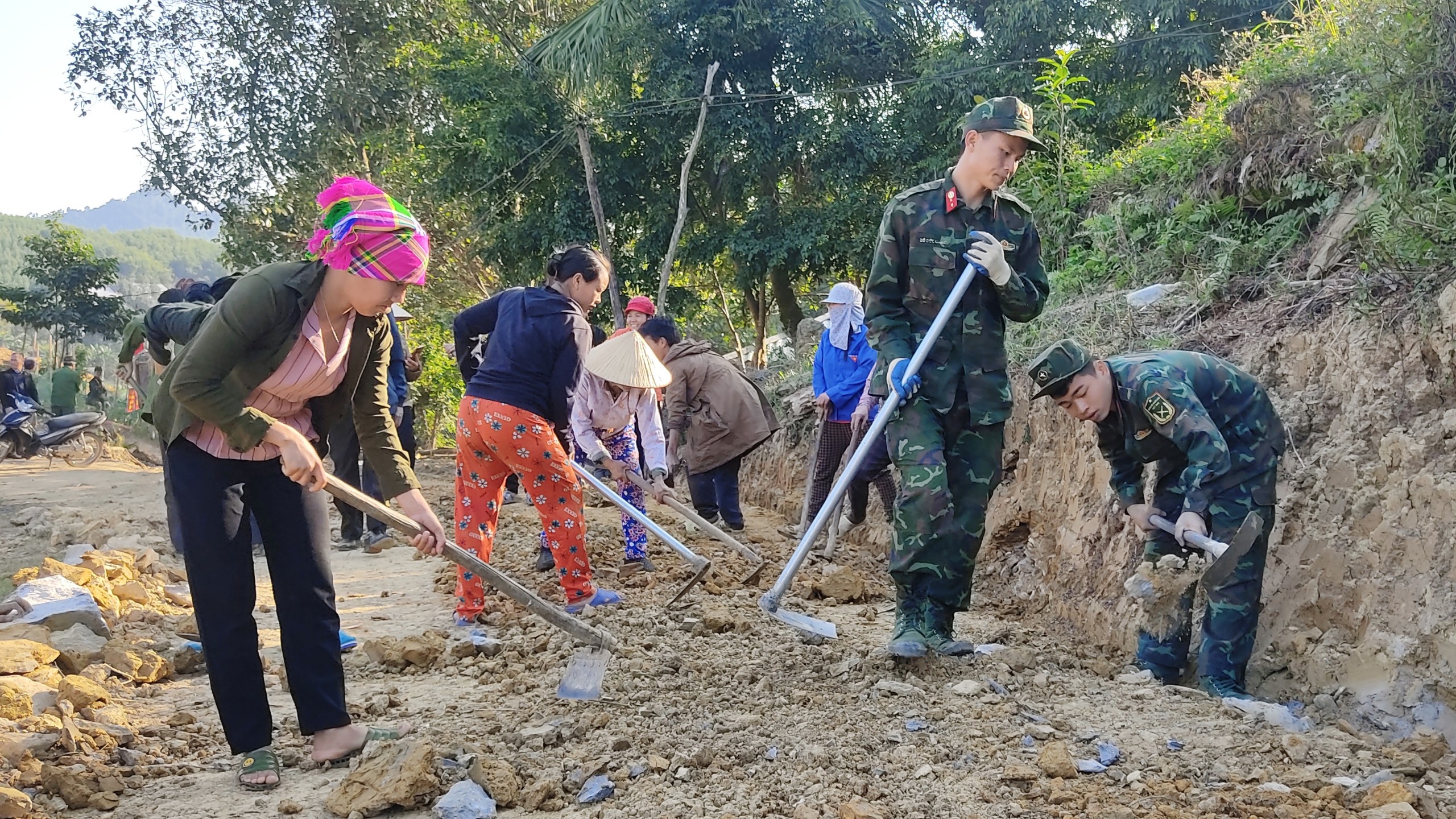 Người dân Bản Tèn góp ngày công lao động để mở rộng đường giao thông. Ảnh: Tùng Lâm