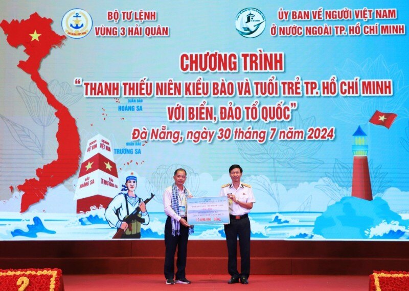 Thanh thiếu niên kiều bào hướng về biển, đảo quê hương