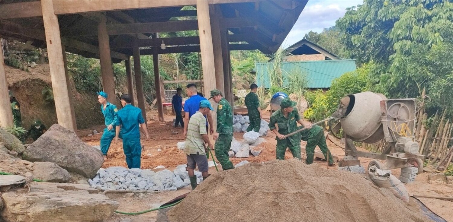 Tổ thợ xây của Đồn Biên phòng Tam Quang phối hợp cùng các lực lượng khác giúp người dân có hoàn cảnh khó khăn dựng nhà