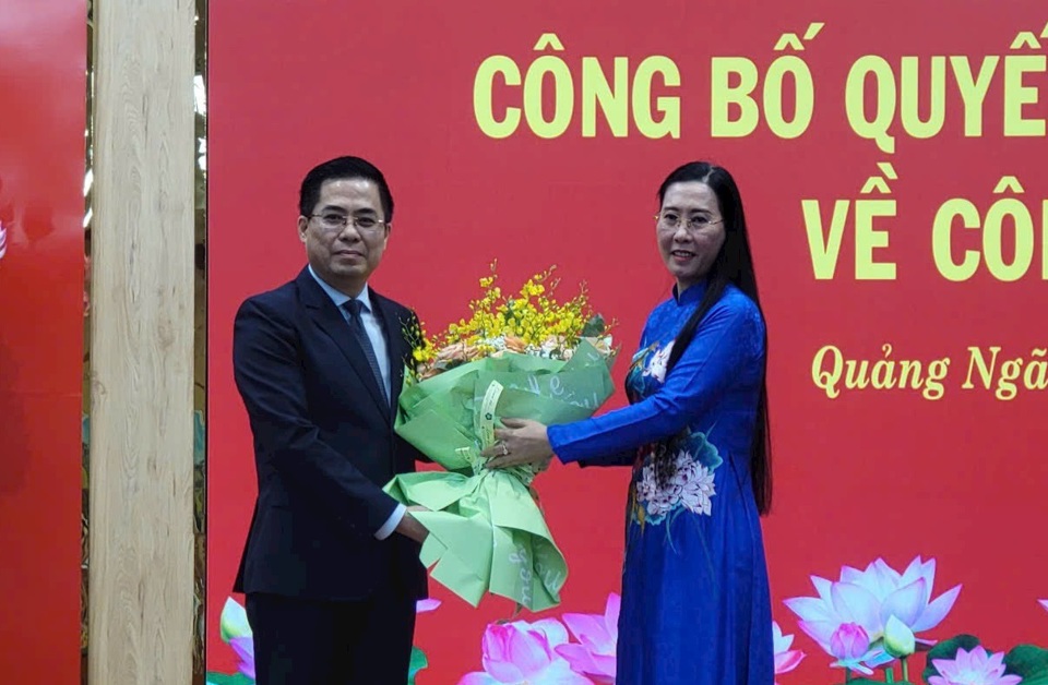 Bà Bùi Thị Quỳnh Vân- Bí thư Tỉnh ủy, Chủ tịch HĐND tỉnh Quảng Ngãi tặng hoa cho ông Nguyễn Hoàng Giang.