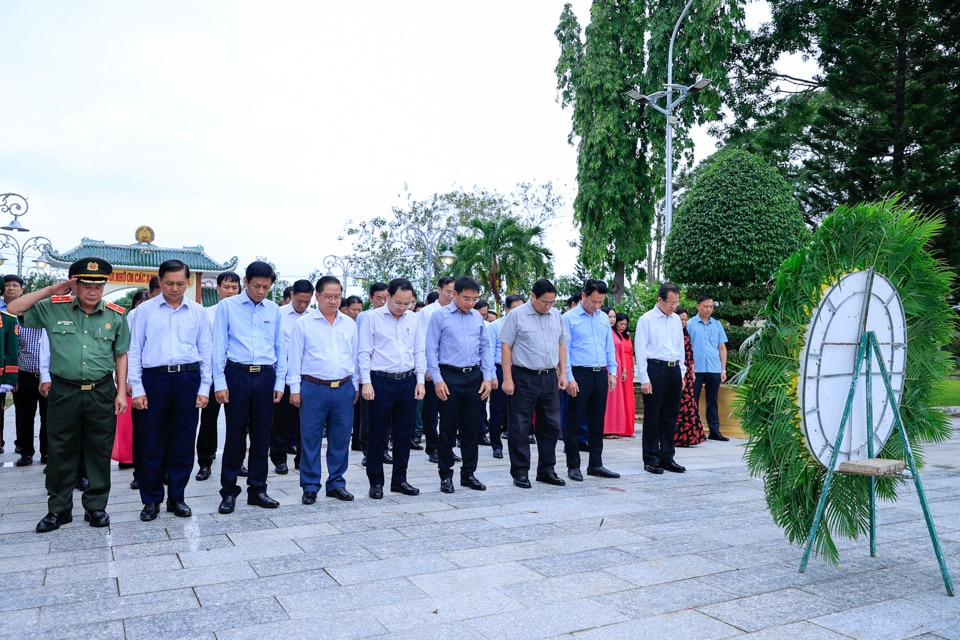 Thủ tướng Phạm Minh Chính và đoàn công tác dâng hương, dâng hoa tại Nghĩa trang Liệt sĩ thành phố Cần Thơ - Ảnh: VGP/Nhật Bắc