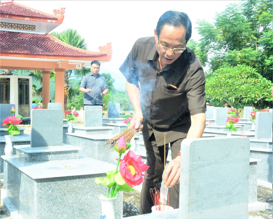 El teniente general superior Tran Quang Phuong ofrece incienso para rendir homenaje a los mártires heroicos en el cementerio de los mártires del distrito de Tra Bong.