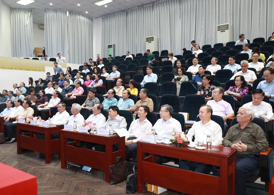 Các đại biểu, nhà khoa học tham dự hội thảo. Ảnh: Lại Tấn