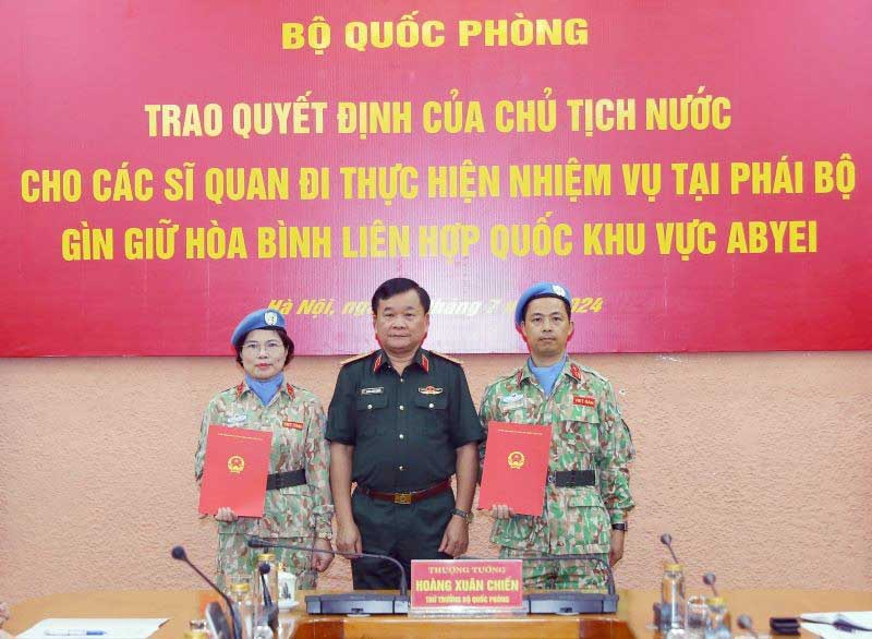 Trao Quyết định của Chủ tịch nước cho hai sĩ quan gìn giữ hòa bình đi làm nhiệm vụ tại Abyei -0