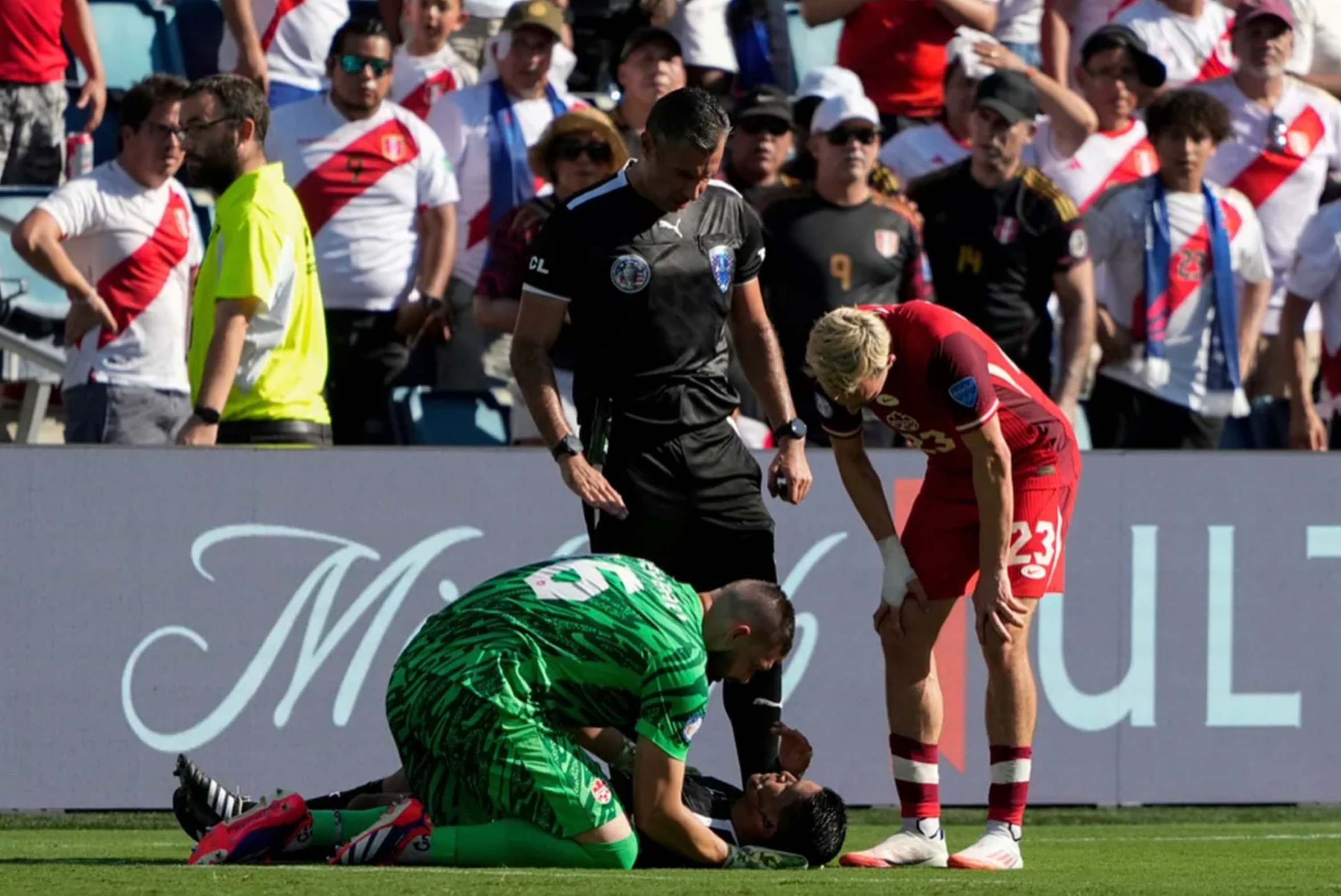 Copa America 2024: Trọng tài biên ngất xỉu, thủ môn đội Canada thành người hùng- Ảnh 1.